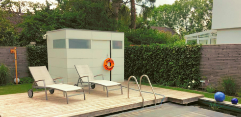Naturpool mit Holzdeck