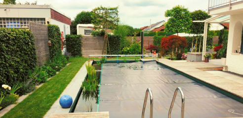 Schwimmteich mit Holzdeck