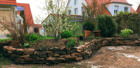 Trockenmauer und Hochbeet